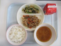 今日のメニューは、豚肉の生姜炒め・塩こんぶ和え・味噌汁(ジャガイモ・豆腐・ネギ)でした。和風メニューで色々な食感を味わえました。