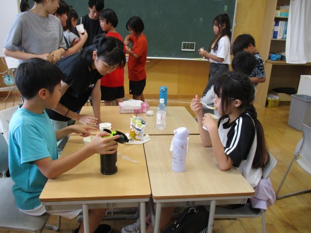 5.6年生は、防災食を作って試食しました。乾燥した米が柔らかくなっていく様子に驚いていました。