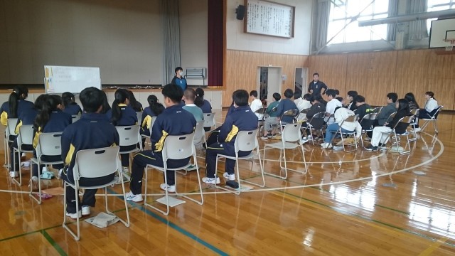 授業の始まりに説明を聞く