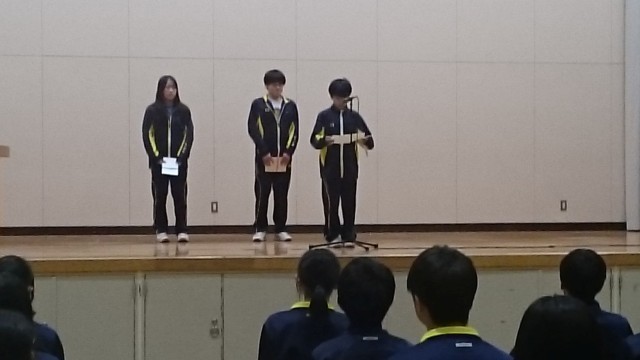 新学級役員３名です。