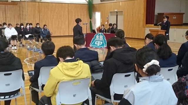 質疑応答の場面