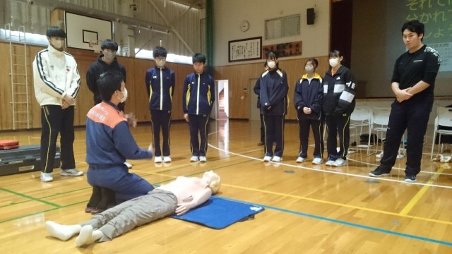 救命救急士の方から説明を聞く