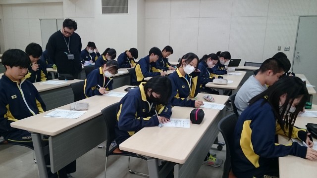 皆、真剣に計算しています。