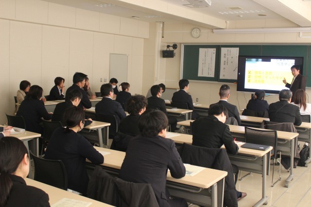 達富先生のお話しを皆で傾聴する