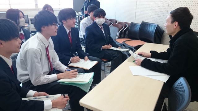 生徒に笑顔で語りかける様子。