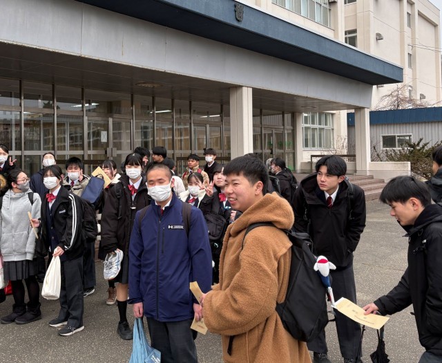 玄関前での様子②