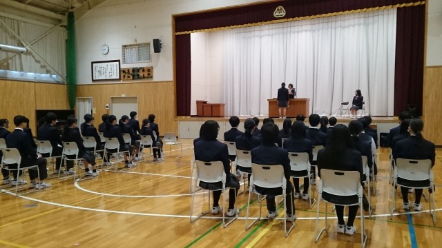 修了式で修了証書を受け取る