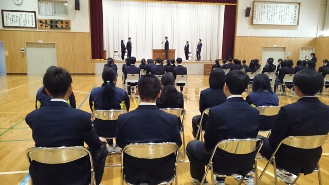 生徒会長が離任する先生方に挨拶